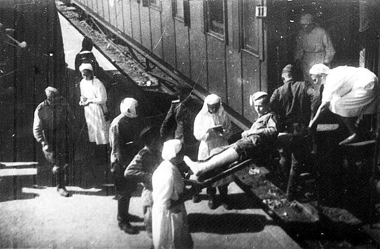 Поезд с ранеными солдатами в Красноярске